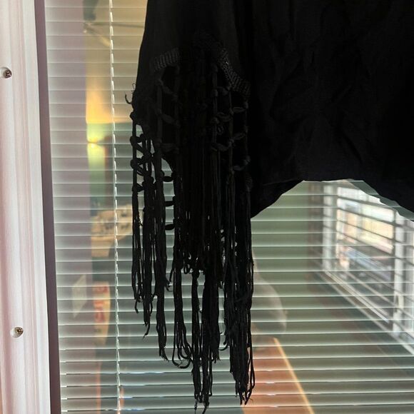 BLACK FLOWY SHORT TOP WITH FRINGE SLEEVES SIZE SMALL - Picture 2 of 3